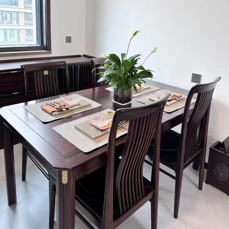 How can a solid wood dining table, with its natural texture and exquisite craftsmanship, become the soul of a home?